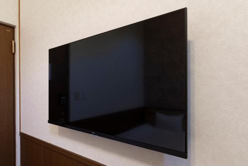 a flat screen tv hanging on a wall at ETAVIA Yufuin Kinrinko in Yufuin
