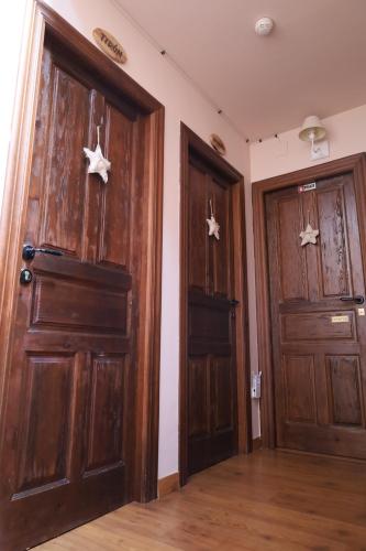 two wooden doors in a room with wooden floors at Naquela Castroviejo in Castroviejo