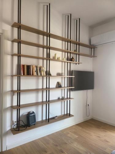 una stanza con scaffali in legno sul muro di SKY Apartment a Vlorë
