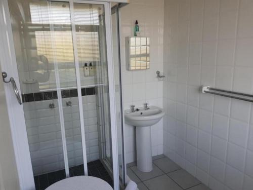 Bilik mandi di Cosy-Corner Guest House, George
