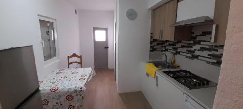 eine Küche mit einer Spüle und einer Arbeitsplatte in der Unterkunft Moradia em vila da cidade in Lissabon