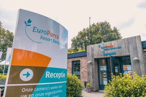 un cartello di fronte a un'officina di riparazione di EuroParcs Reestervallei a IJhorst