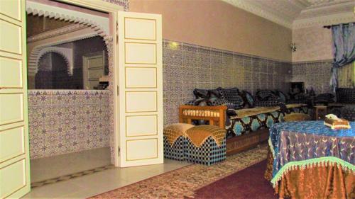 a room with a bed and a mirror at Riad Nasma Souihla in Marrakech