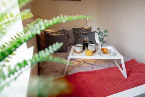 uma mesa com uma bandeja de comida num sofá em Chichele House, sleeps 8, allocated parking, pets, free wi-fi, corporate welcome em Higham Ferrers