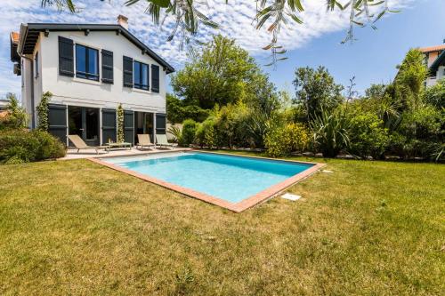une piscine dans la cour d'une maison dans l'établissement LEONIE KEYWEEK Villa close to the Lighthouse and Biarritz's Golf course, à Biarritz