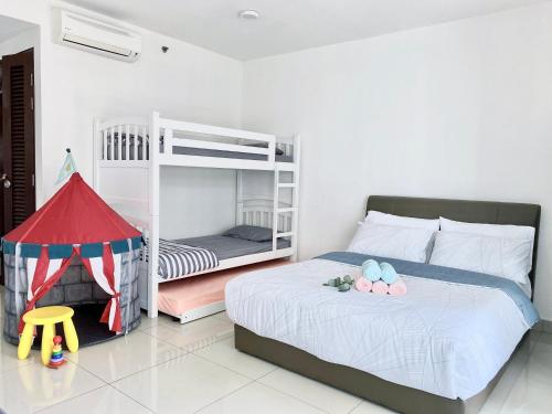 una camera con un letto e un letto a castello di 6Pax Suites Setia City Convention Trefoil Shah Alam SiS Homestay a Shah Alam