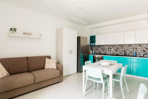- un salon avec un canapé et une table dans l'établissement Le Isole di Anita, à Lipari