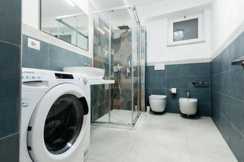a bathroom with a washing machine and two toilets at Le Isole di Anita in Lipari