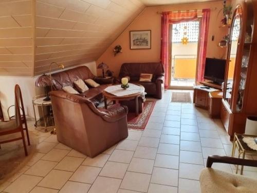ein Wohnzimmer mit einem Sofa und einem Tisch in der Unterkunft Casa Ulla am Hallenbad in Haiger