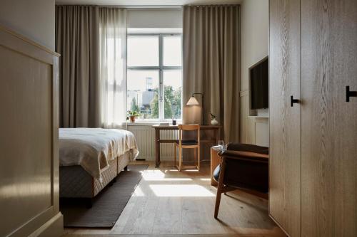 a hotel room with a bed and a window at RUNO Hotel Porvoo in Porvoo