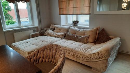 uma sala de estar com um sofá e uma mesa em SELONI em Cēsis