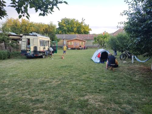 Edelweiss guesthouse, glamping and campingにある庭