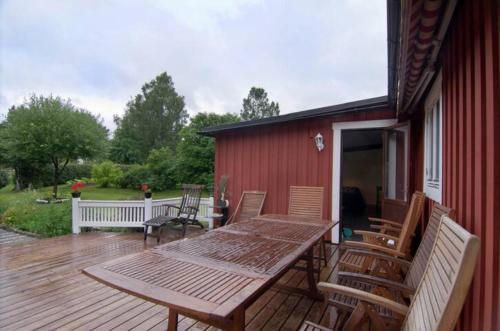 una terraza de madera con mesa y sillas de madera en Private Room in Shared House-Close to University and Hospital-3, en Umeå