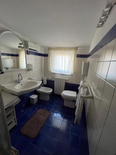 bagno con lavandino bianco e servizi igienici di B&B Le Terrazze a Crotone