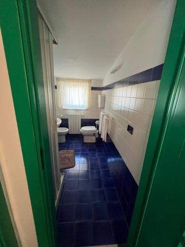 a small bathroom with two toilets and a window at B&B Le Terrazze in Crotone