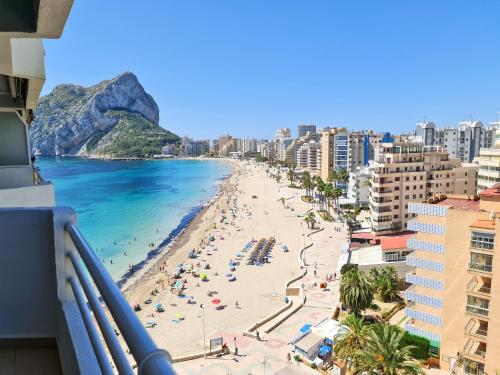 widok na plażę z ludźmi i oceanem w obiekcie AVANOA - Esmeralda Calpe w mieście Calpe