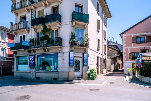 a building with windows and balconies on a street at Pieds dans l'eau - Lac Léman - 2 min Evian - Spacieux in Neuvecelle