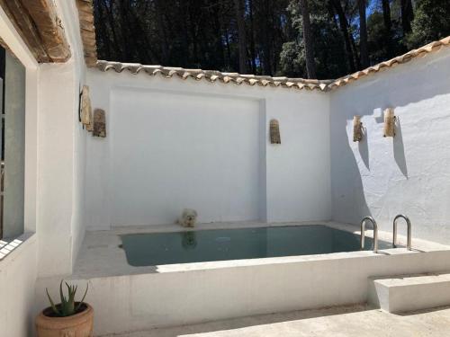 una vasca da bagno in una camera bianca con di LosGuachos_ casa rural a Villalgordo del Jucar