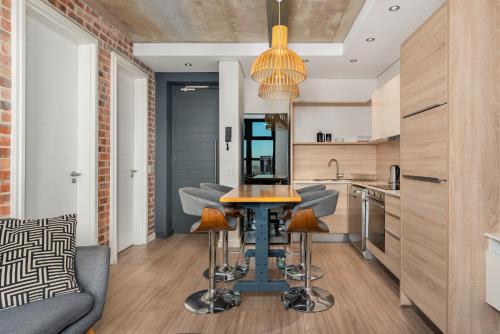 cocina con mesa y sillas en una habitación en Matrix Apartments en Ciudad del Cabo