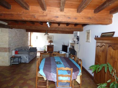 un salon avec un lit et un canapé dans l'établissement MAISON SYLVAIN, à Tournus