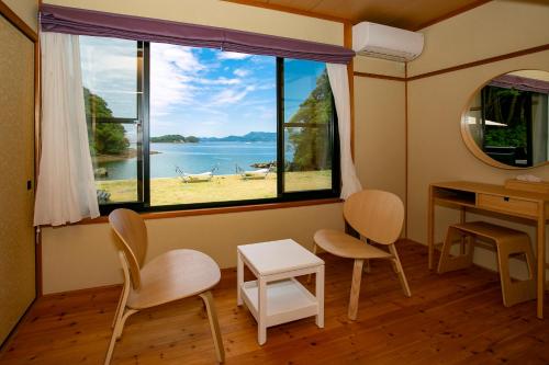 a room with a window with a view of the water at 佐世保VILLA青鹿Ur1 in Sasebo