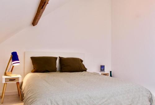 Een bed of bedden in een kamer bij Le petit écolier - Hyper-centre - Proxi gare/plage