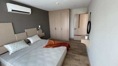 1 dormitorio con 1 cama blanca grande en una habitación en Green Garden City Luxury Apartments, en Alanya