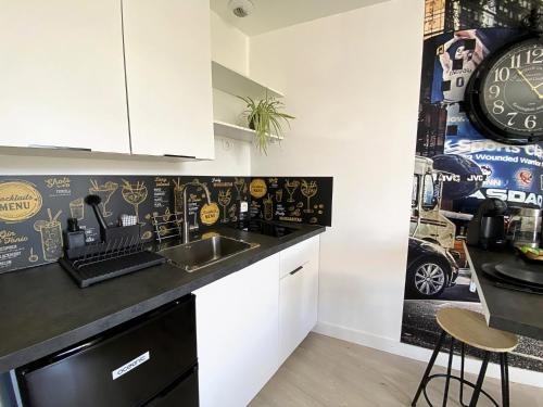 Photo de la galerie de l'établissement Le petit atelier - Studio - WIFI - Coeur de ville - Parking, à Pont-lʼAbbé