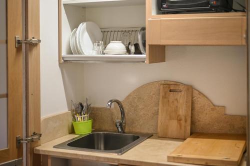 a kitchen with a sink and a counter top at Casale I Cascetti in Piancastagnaio
