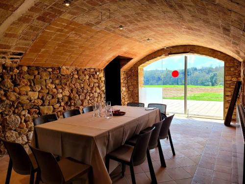 a dining room with a long table and chairs at Recientemente restaurada, ideal para grupos! in Cabanellas