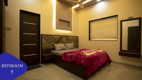 - une chambre avec un lit et une couverture rouge dans l'établissement Royal Twin - 12BHK Luxury Villa by Royal Villa's Lonavla, à Lonavala