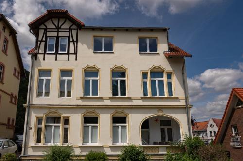 ein großes weißes Haus mit vielen Fenstern in der Unterkunft Ferienwohnung am Steinbach 1 in Thale