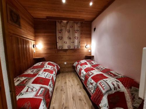 レ・メニュアールにあるAppartement Les Menuires, 4 pièces, 8 personnes - FR-1-452-81の木製の壁の小さな部屋のベッド2台