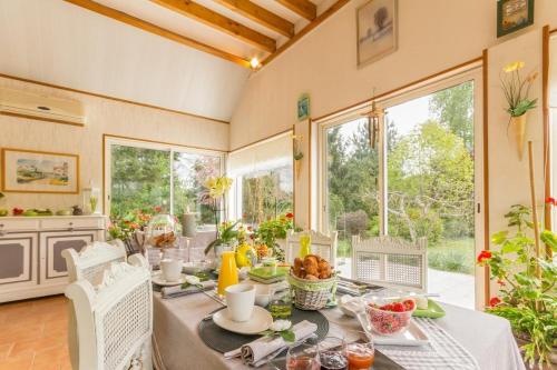 une salle à manger avec une table sur laquelle se trouve de la nourriture dans l'établissement La Belle des Champs, à Saint-Andelain