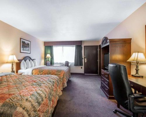 een hotelkamer met 2 bedden en een bureau bij Quality Inn & Suites Cameron Park Shingle Springs in Cameron Park