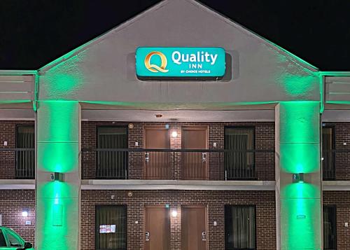 a building with a university inn sign on it at Quality Inn Henderson I-85 in Henderson