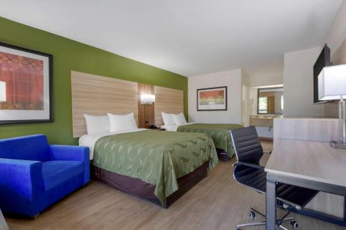Quality Inn Walterboroにあるベッド