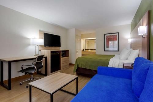 Quality Inn Walterboroにあるテレビまたはエンターテインメントセンター