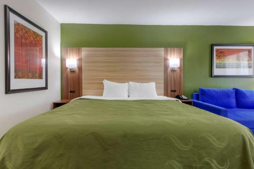 Quality Inn Walterboroにあるベッド