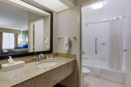 Quality Inn Walterboroにあるバスルーム