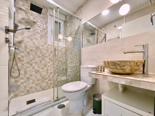 y baño con aseo, ducha y lavamanos. en Charming Madrid Studio - Largas Estancias, en Madrid