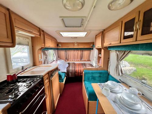 Kuchyň nebo kuchyňský kout v ubytování Apusenia Caravan Escape Padiș - Glăvoi