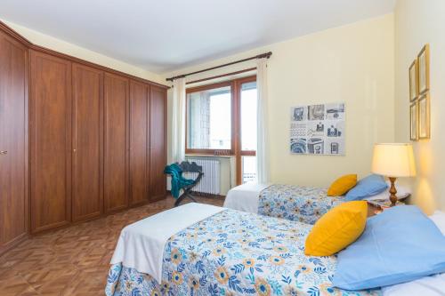 pokój hotelowy z dwoma łóżkami i oknem w obiekcie Frejus Classic Apartment by Wonderful Italy w Turynie