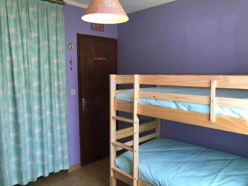 מיטה או מיטות קומותיים בחדר ב-Villa Madison (ideal 2 families)