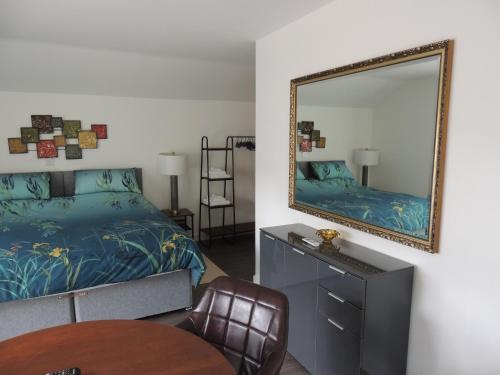 Macduff的住宿－Braeview Studio，卧室配有一张床,墙上设有镜子
