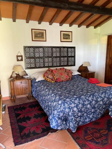 Un dormitorio con una cama y dos mesas y dos lámparas. en La selva, en Arezzo