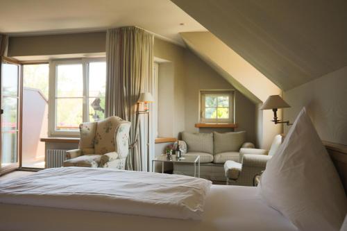 a bedroom with a bed and a living room at Hotel Restaurant Krone in Hayna