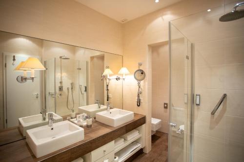 a bathroom with two sinks and a shower at Hotel Restaurant Krone in Hayna