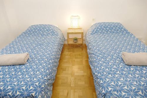 two beds sitting next to each other in a room at Apartamento Pamplona 1 in Pamplona