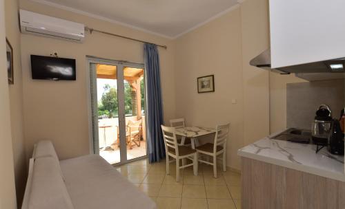 Dapur atau dapur kecil di Flisvos Rooms